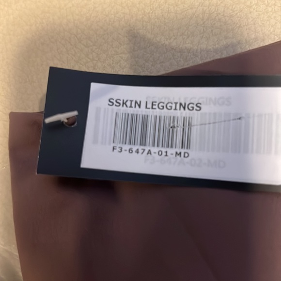 NWT SAVVI SSkin Leggings Sz M - Picture 2 of 4